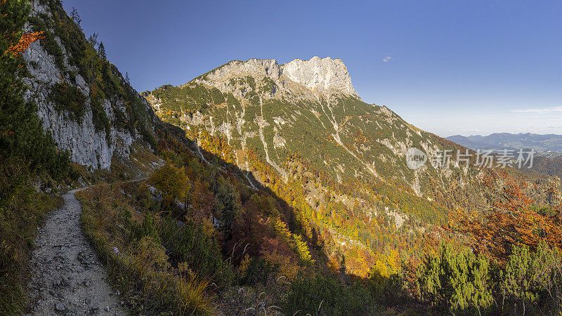 秋天的山路，背景是Berchtesgadener Hochthron山